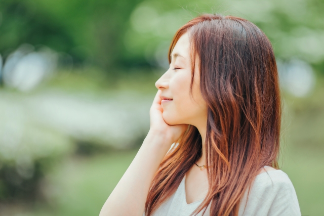 春用のスキンケアをしている女性