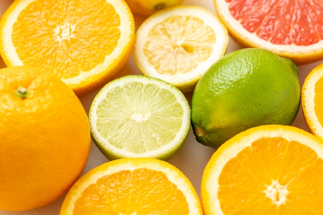 ソラレンという物質が含まれている、グレープフルーツ、オレンジ、レモンなどをイメージした写真